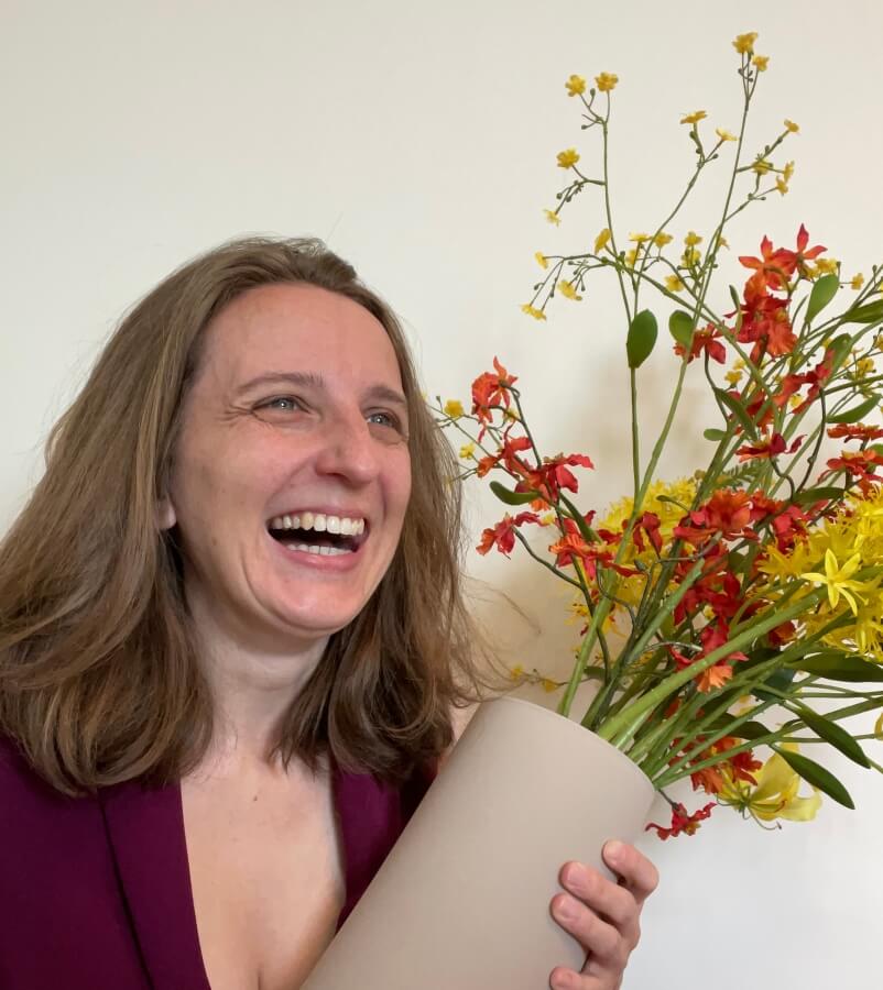 Charlotte von Blosbo mit einem künstliche Blosboblumenstrauss